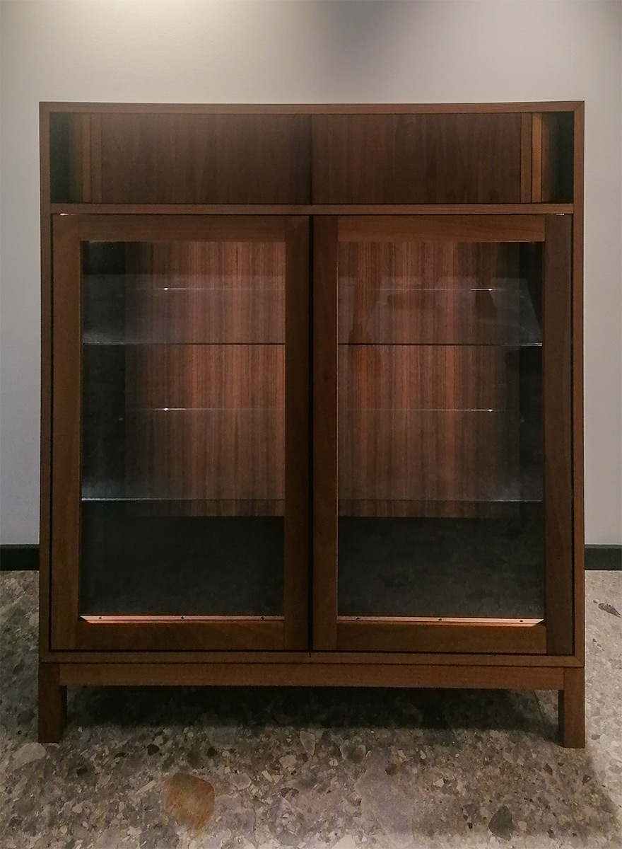 Schrank und Vitrine aus Holz von Schreiner-Geselle Armin