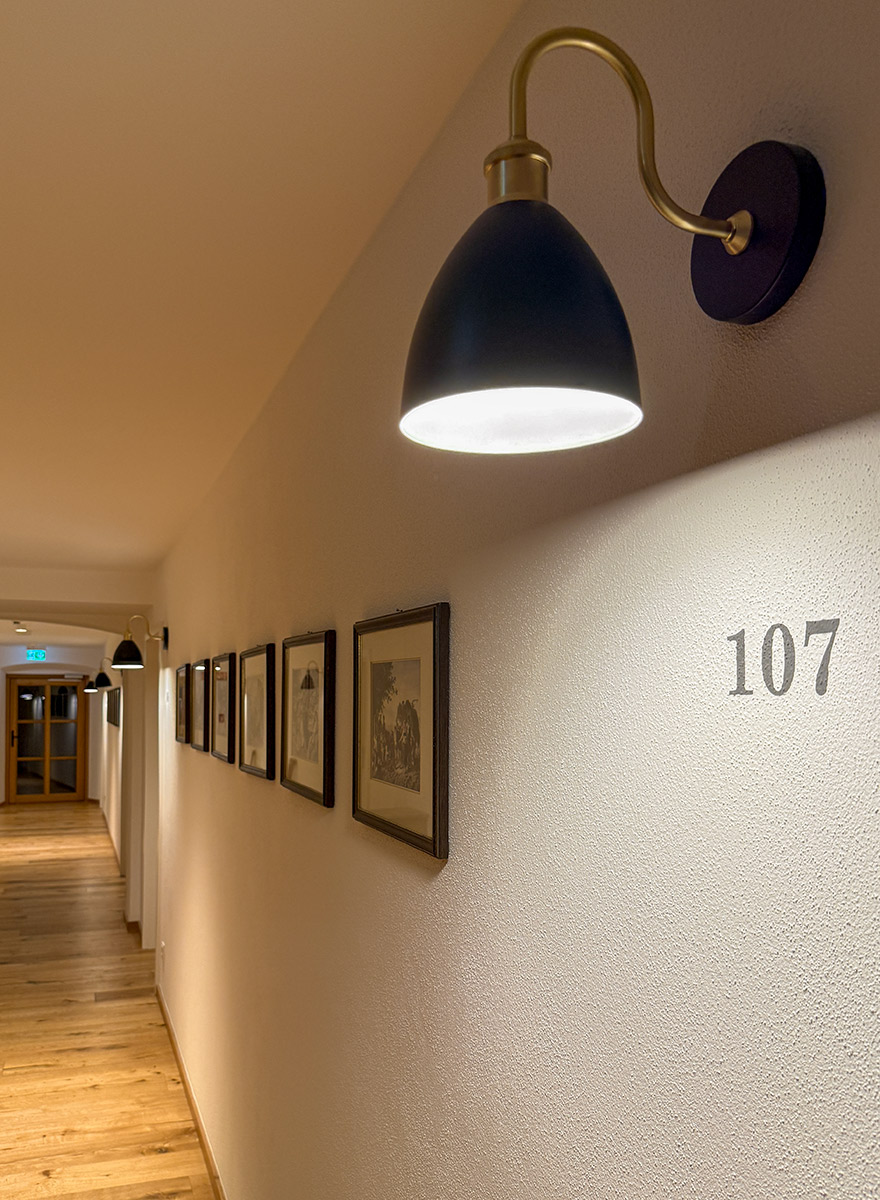 Flur mit Zimmernummern im rustikalen Stil im Braugasthof Schattenhofer Beilngries