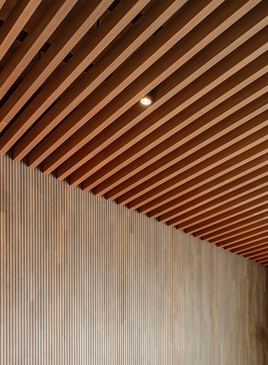Impressionen Übergang Decke und Wand mit Holzlamellen