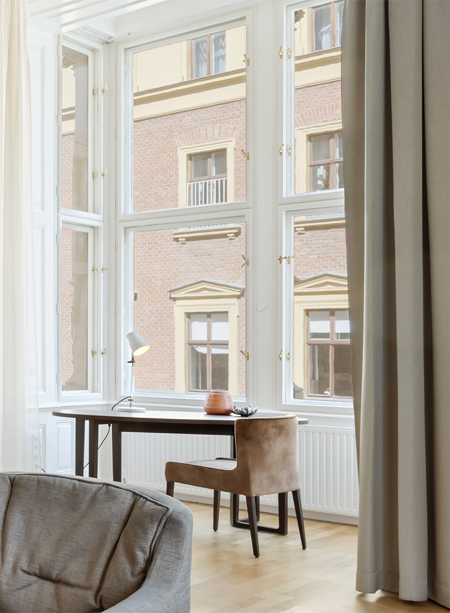 Blick auf den oberen Raumabschluss mit Fokus auf die filigrane Ausarbeitung der Stuckprofile und die helle Wandgestaltung