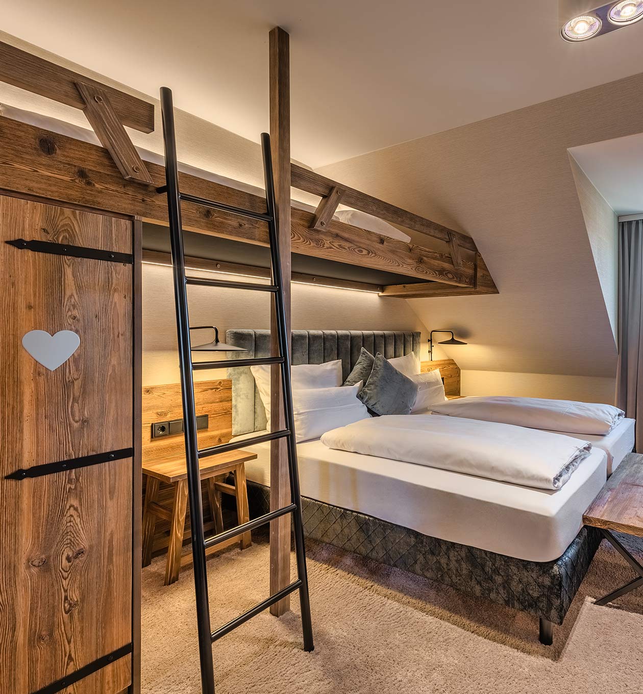 Rustikales Zimmer im Gasthaus Schäfflerwirt Aschheim mit Holzverkleidung und Heudekoration für gemütliche Atmosphäre