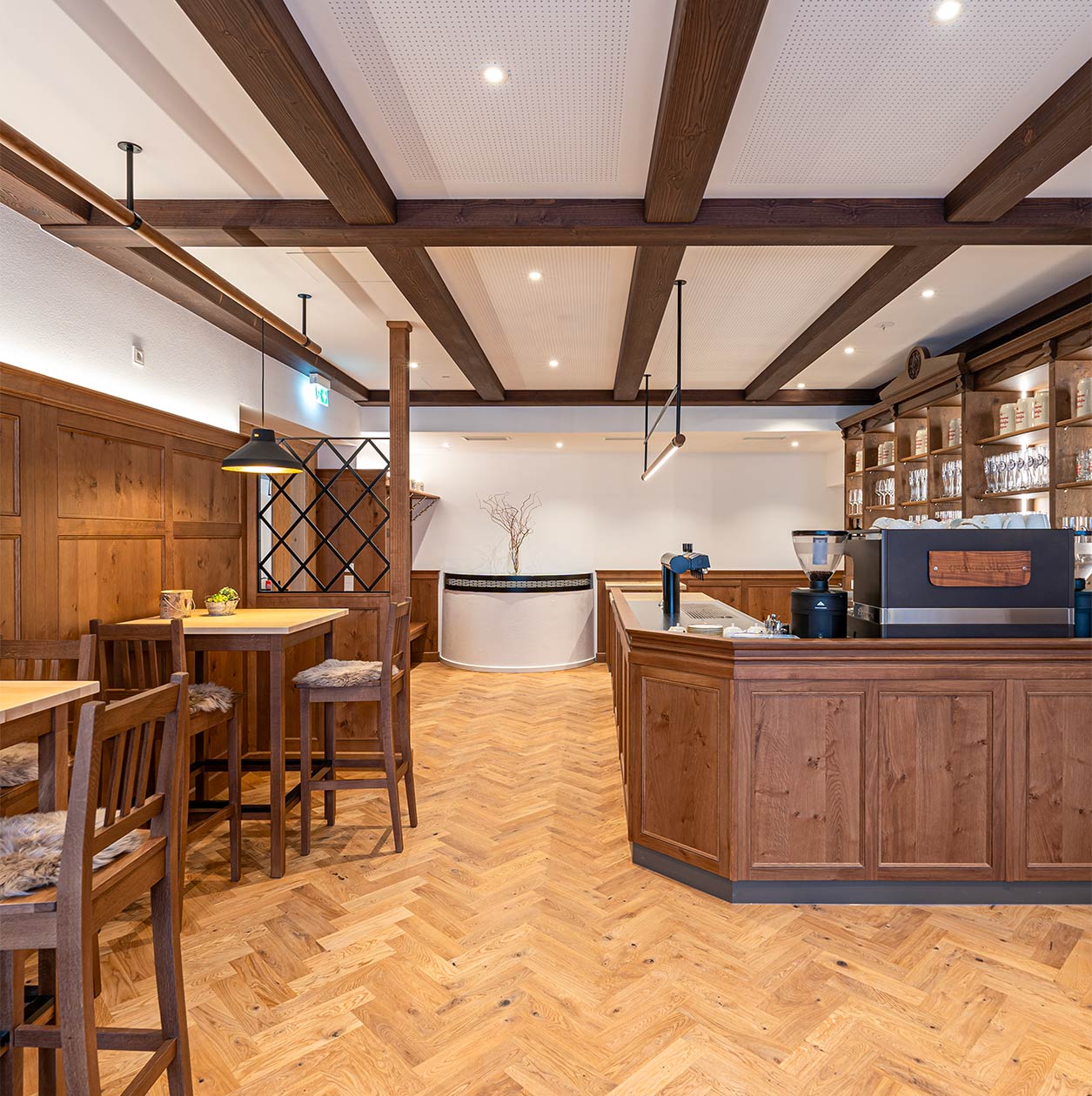 Gasthof Schattenhofer mit Schanktheke aus Holz