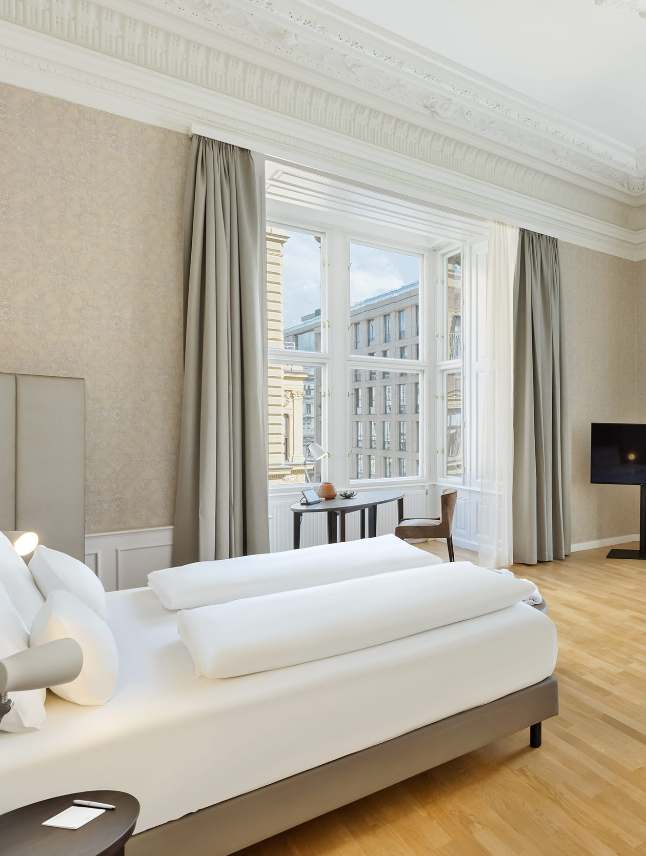 Suite als Eckzimmer mit Stuckdecke und Erker im Hotel Rathauspark in Wien von Appia