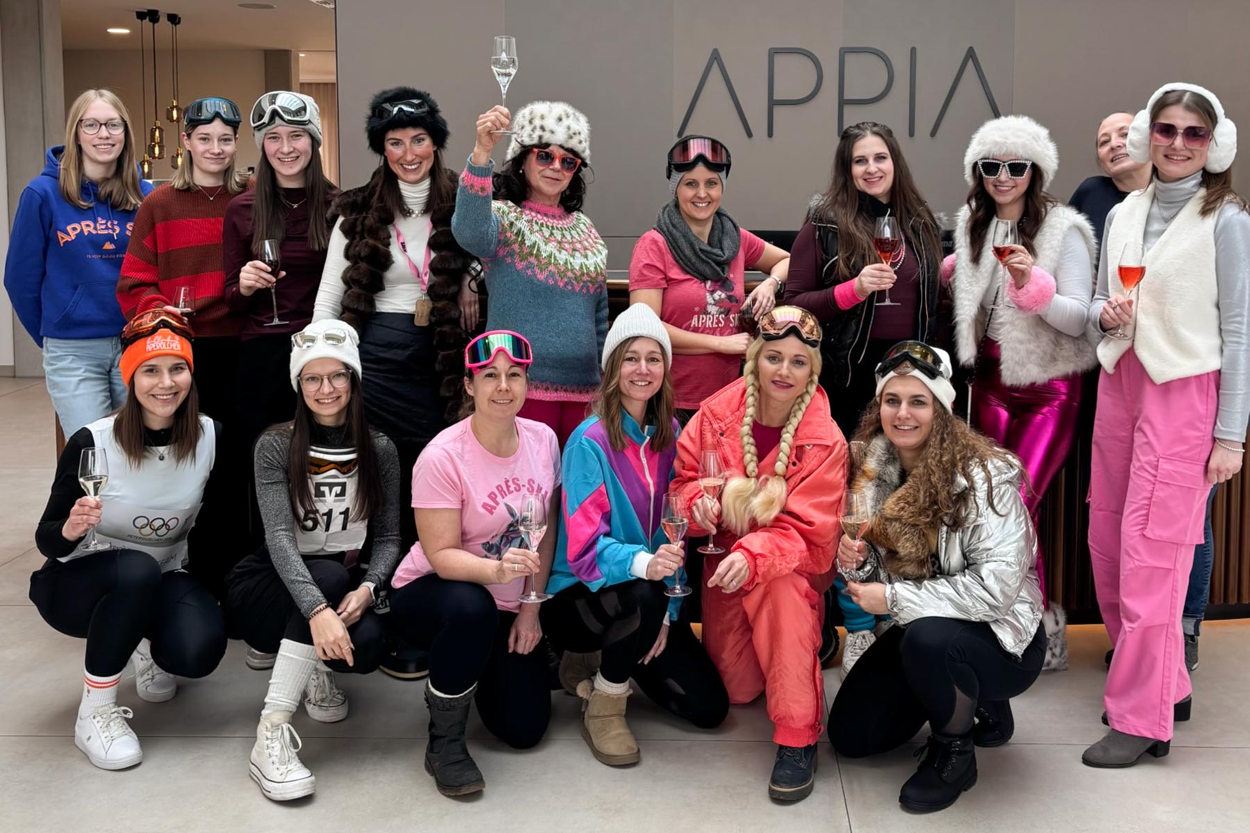 Gruppenfoto der Mädls bei Appia als Skihaserl im Après-Ski-Faschingskostüm