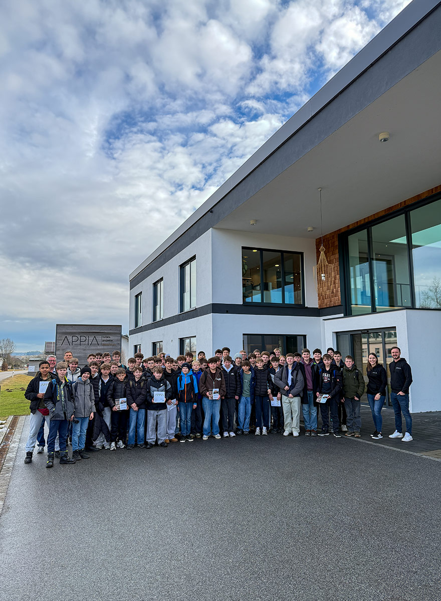 Gruppenfoto während eines Schulbesuchs bei Appia.