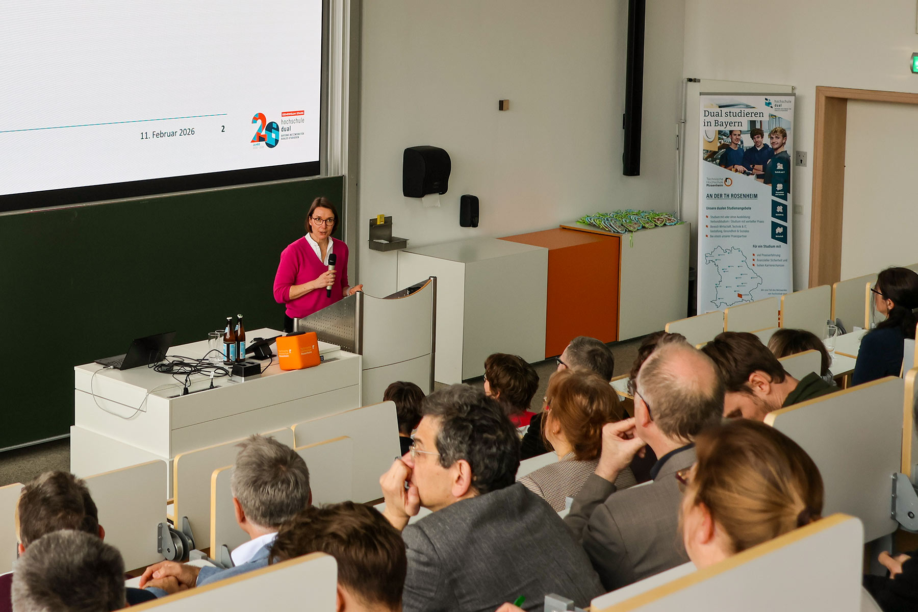 Ein Referent hält einen Impulsvortrag beim dualForum Süd