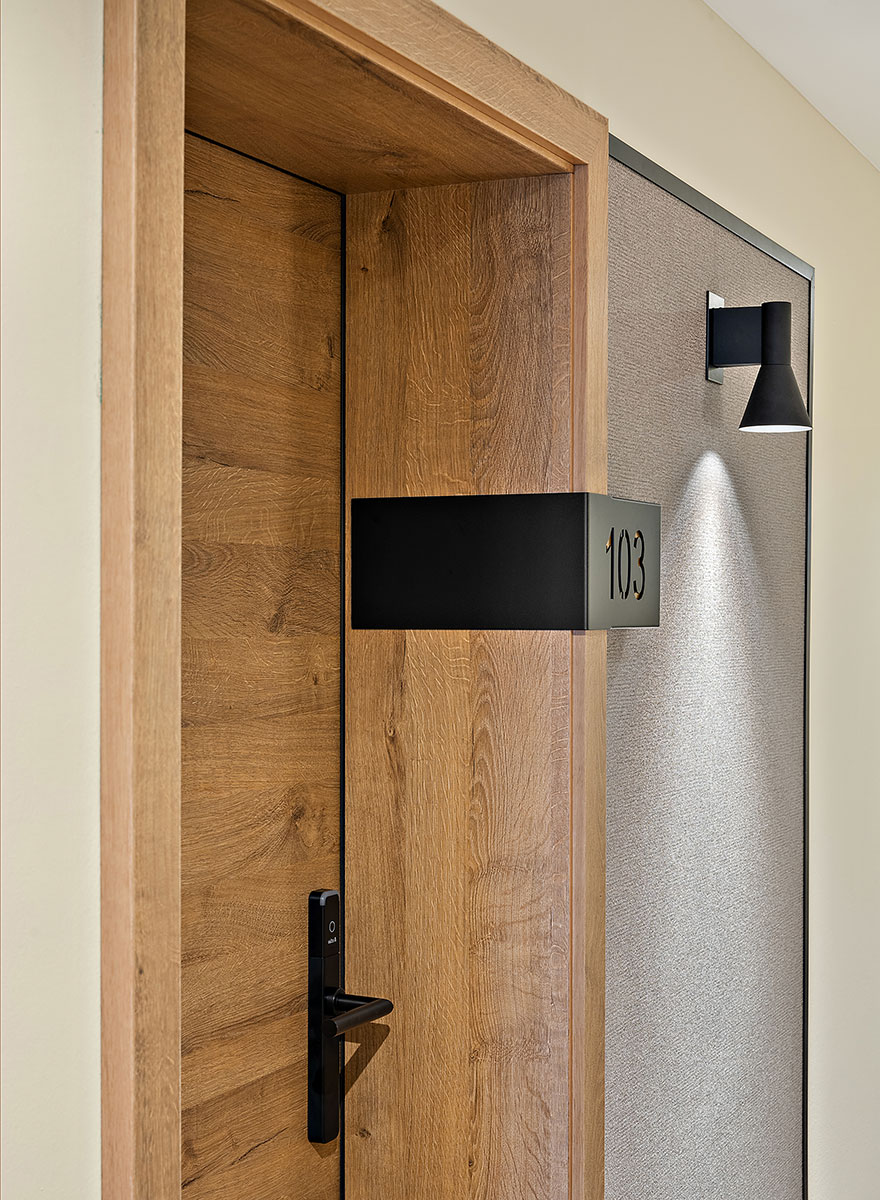 Moderner und heller Hotelflur im Churfürstenhof Bad Birnbach mit schwarzen Zimmernummern