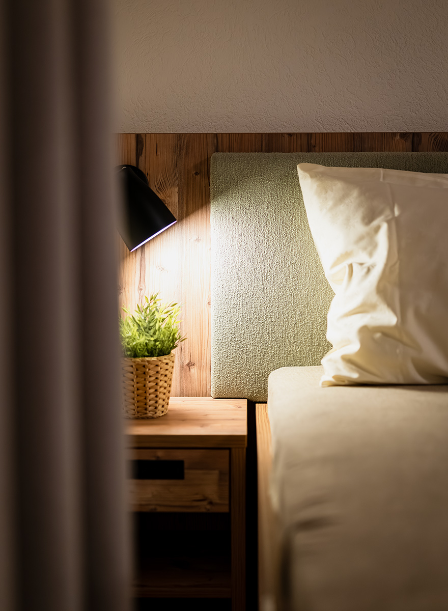 Bettkopfteil aus Holz mit Stoff in natürlichen Tönen