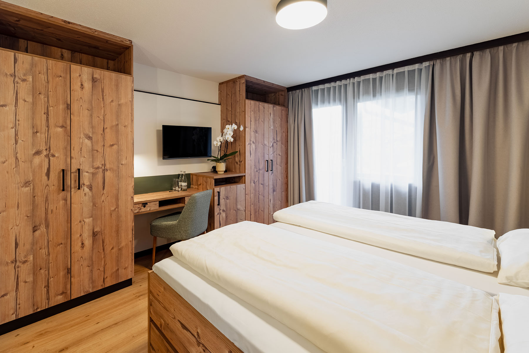 TV-Wand passend zum Interior aus Holz im Luxushotel in der Schweiz
