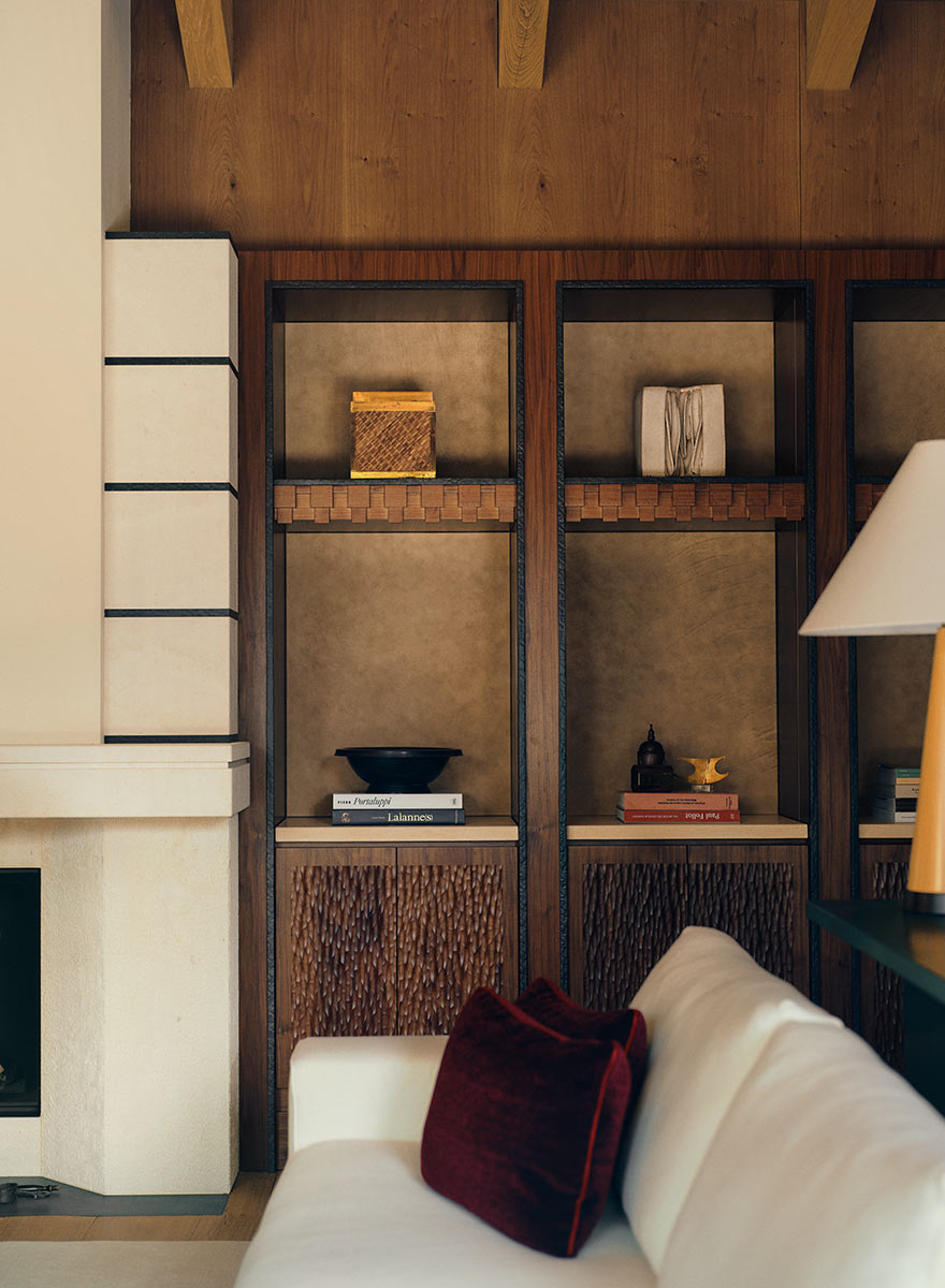 Wohnzimmer mit Kamin und weißen Sofa mit Holzschränke im Hintergrund von Appia geplant