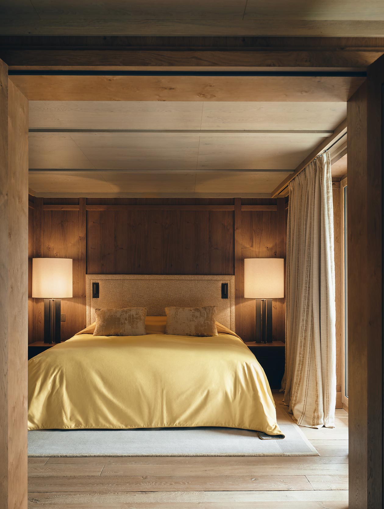 Gemütliches Hotelzimmer geplant von Appia mit Holz im Chaletstyle