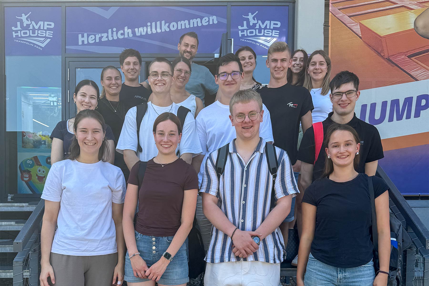 Gruppenfoto Appia-Team vor dem Jump House in München im Zuge des Azubiausflugs