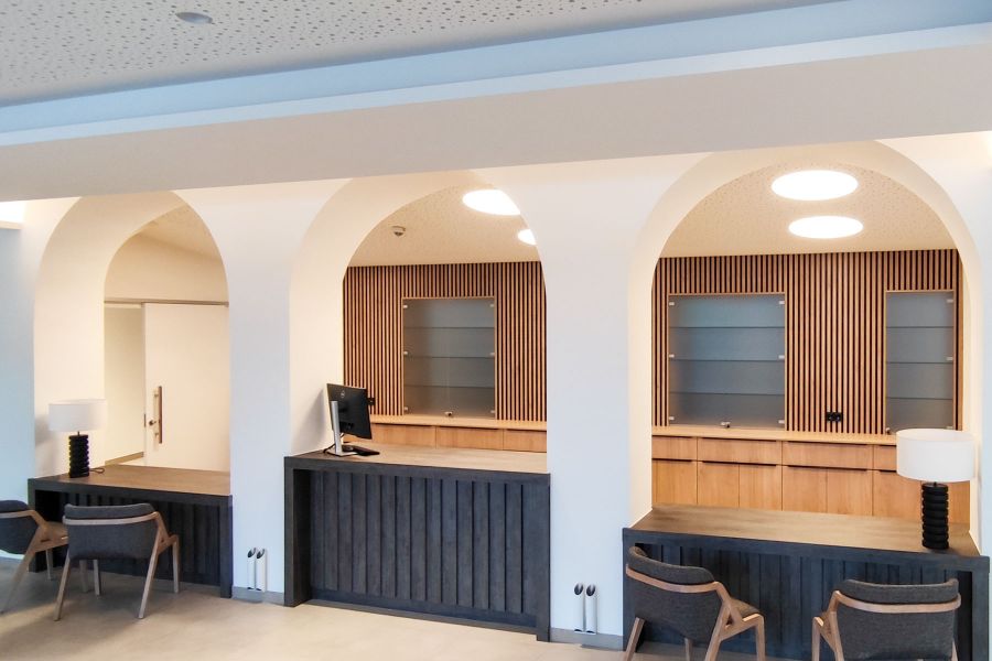 Inneneinrichtung des Klinik-Empfangsbereichs