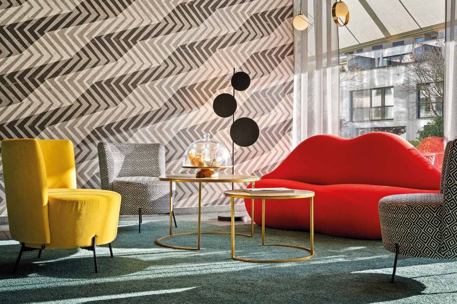 Lounge mit Kussmund-Sitzmöbel Essential by Dorint in Basel