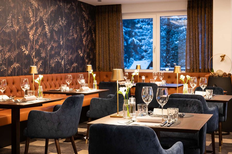 Blaue Stühle in Restaurant im Berghotel