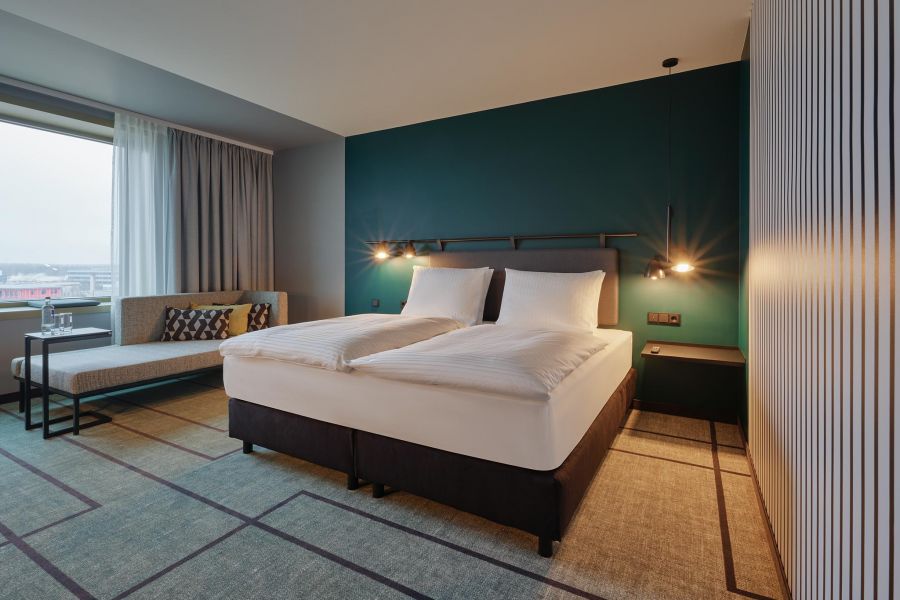 Zimmer mit blauer Wand mit Pendelleuchte