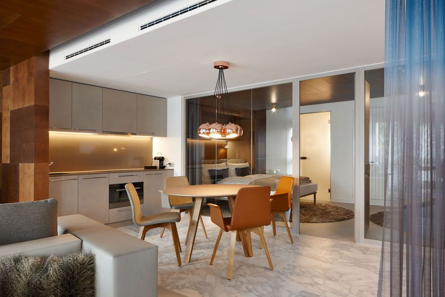 Wohnbereich im Hotelzimmer des Ema Houses