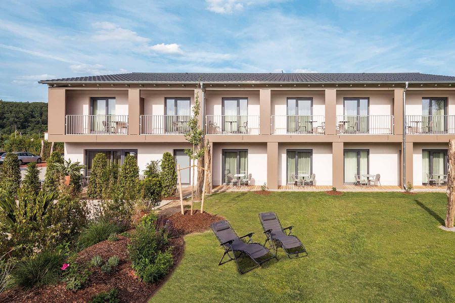 Außenansicht Hotel Hoeferer mit großzügigem Garten