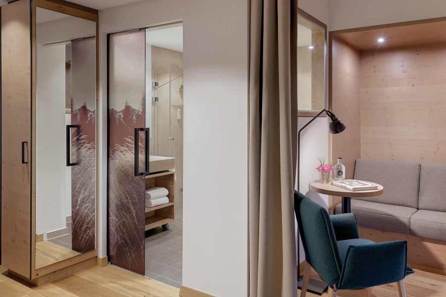 Hotelzimmer inklusive Badezimmer, Schiebet&uuml;re und Sitzecke