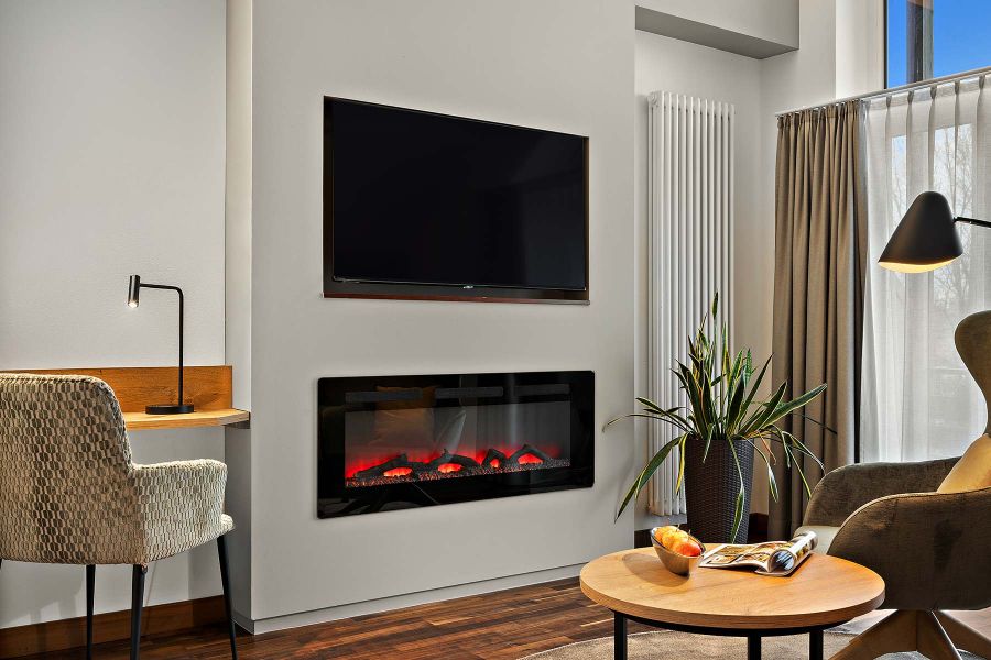 Wohnbereich im Zimmer Churfürst Komfort mit Kamin und Schreibtisch