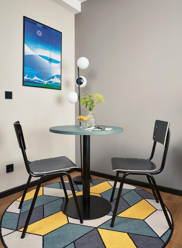 Sitzecke mit Tisch und Stuhl im Serviced Apartment