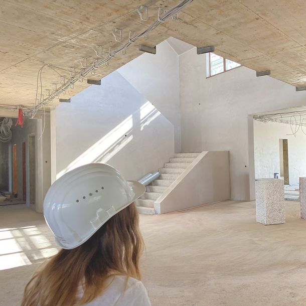 Open Lobby und Treppe im Bau mit Bauhelm auf der Baustelle der Ronald McDonald Kinderhilfe Stiftung in Vogtareuth