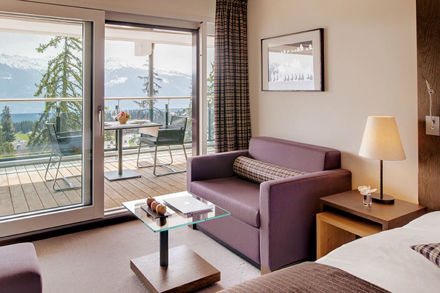 Komfortable Sitzgelegenheiten im Hotelzimmer des Crans Ambassador in der Schweiz