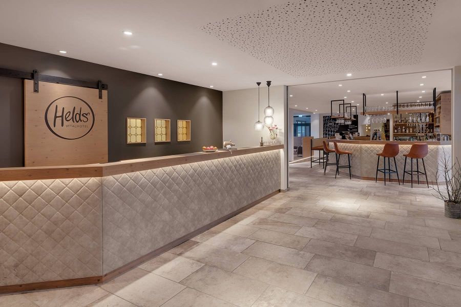 Eingangsbereich mit großzügiger Rezeption 