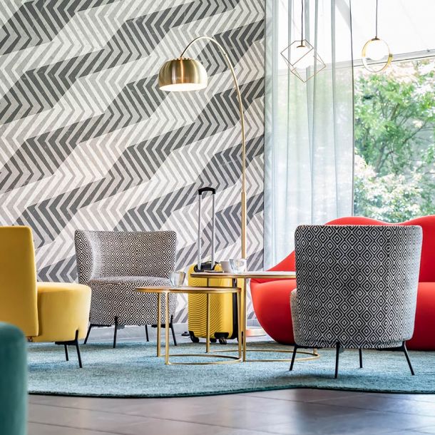 bunte Sitzmöbel im Hotel Dorint Basel