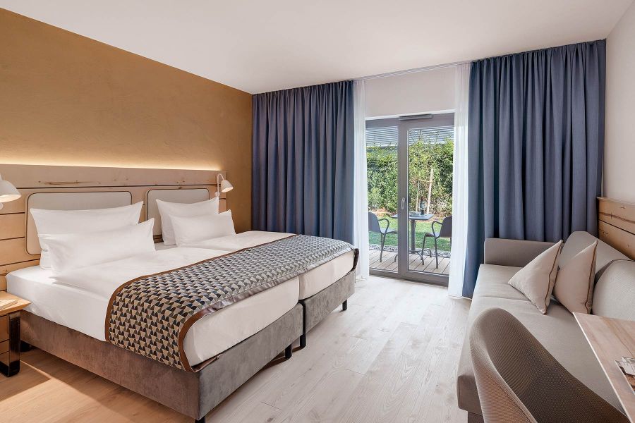 Hotelzimmer Hotel Hoeferer mit indirekter Beleuchtung und Couch