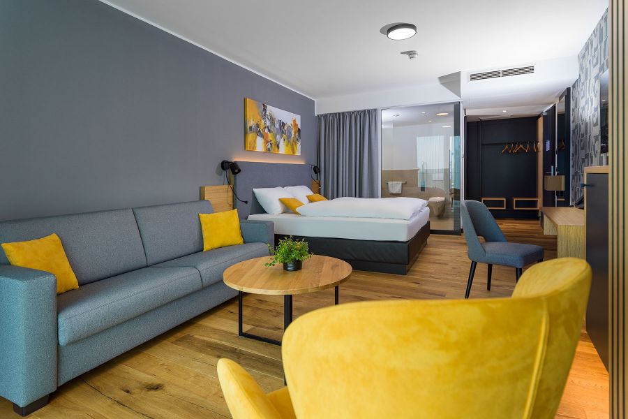 gelber Sessel im Familienzimmer