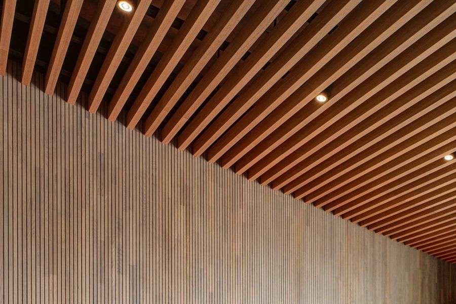 Impressionen Übergang Decke und Wand mit Holzlamellen