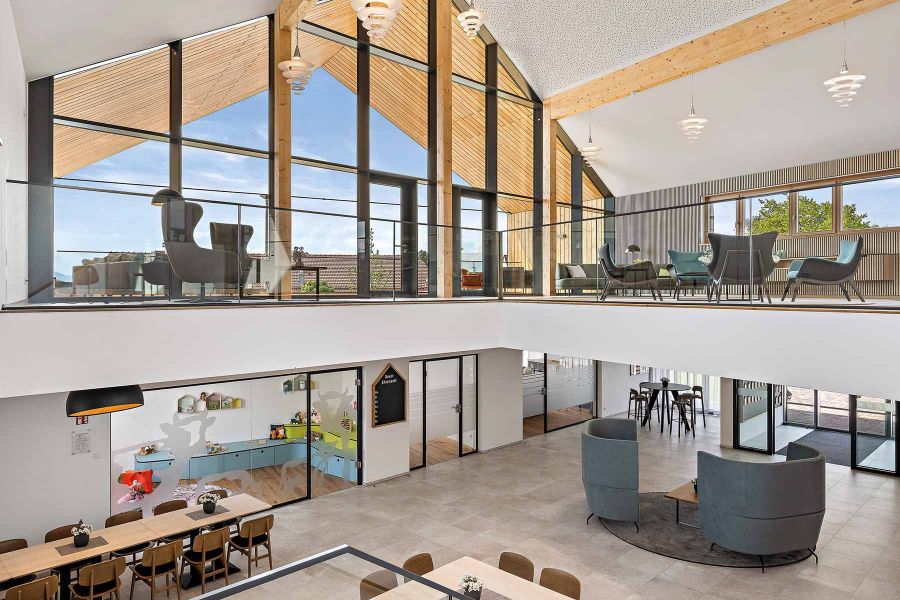 Offener Raum mit Glasfront