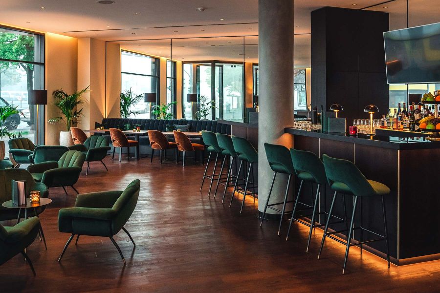 Hotel-Bar und Lobby im Holiday Inn Berlin City Center East