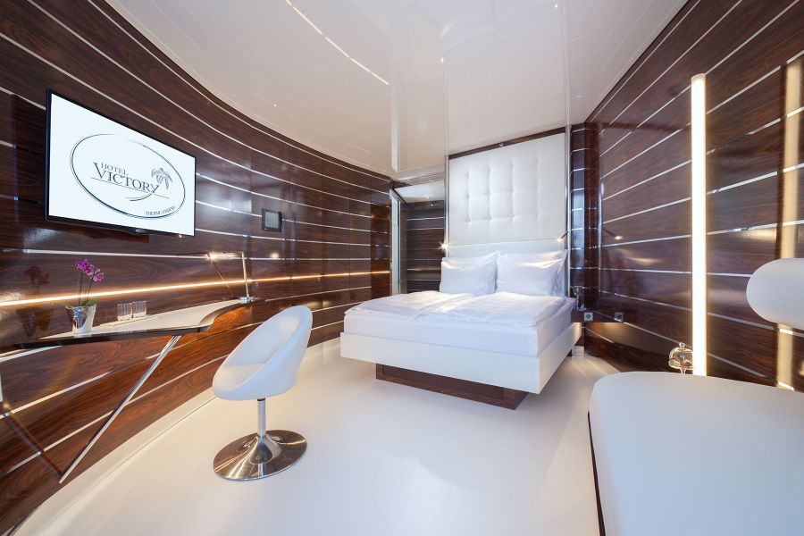 Luxuriöses Hotelzimmer im Design einer Yachtkabine