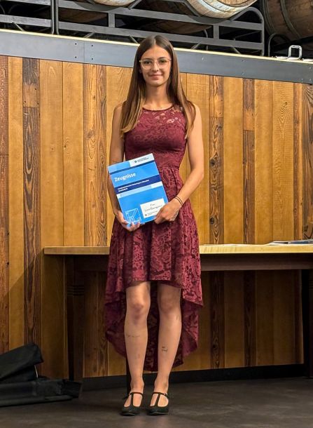 Laura ist jetzt fertige Schreinergesellin und hat ihre Zeugnisse erhalten