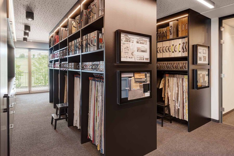 Regale der Innenarchitektur gefüllt mit verschiedenen Mustern, Farben und Stoffen