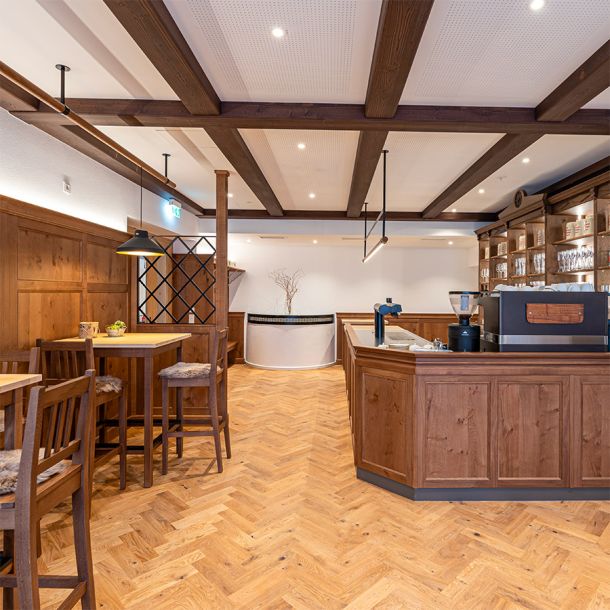 Schank in Holzverkleidung im Gasthaus Pension Schattenhofer in Beilngries