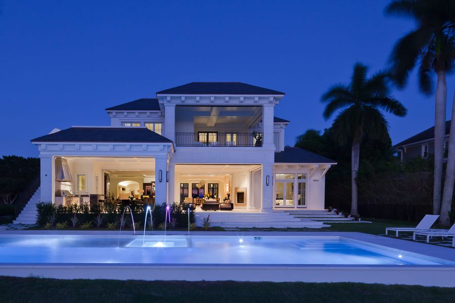 Außenansicht des Anwesens mit großzügigem Pool 