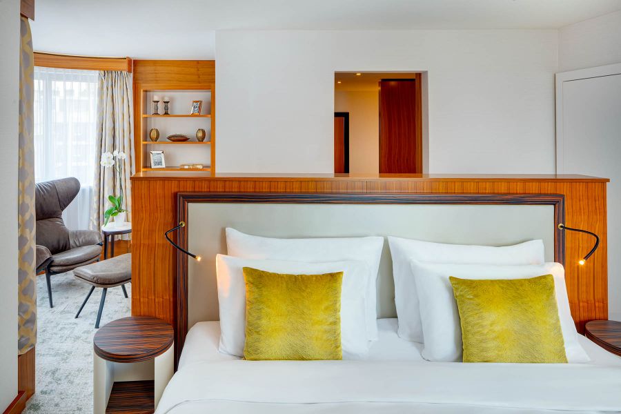 Hotelmöbel aus Nussbaum