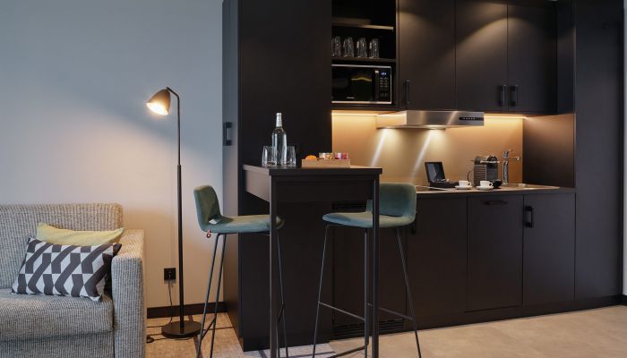 kleine Küchenzeile in Hotelzimmer mit Hochstühlen