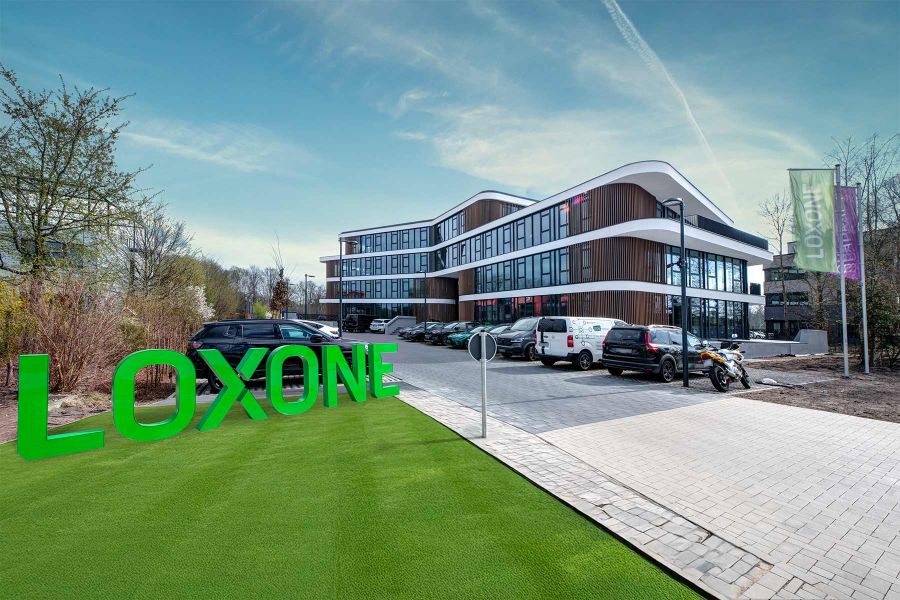 Außenansicht Isernhagen Loxone Germany mit grünem Loxone-Schriftzug und Parkplatz