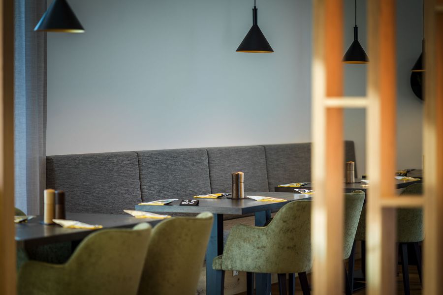 grüne Sessel im Hotelrestaurant