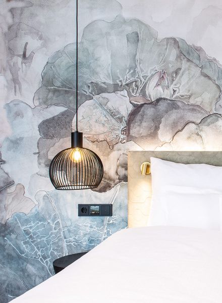 Pendelleuchte in Hotelzimmer