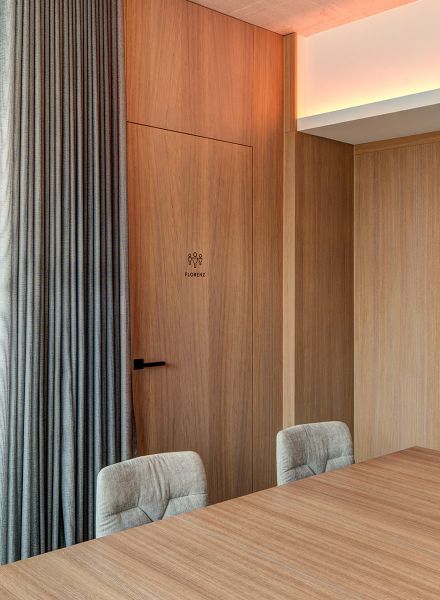 Minimalistische Raumgestaltung in braun und grau von Appia