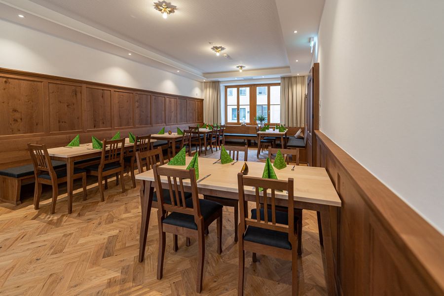 Restaurantbereich mit Boden in Fischgr&auml;toptik 