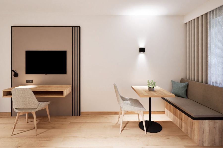 Lounge mit TV-Wand am Schreibtisch und Sitzecke