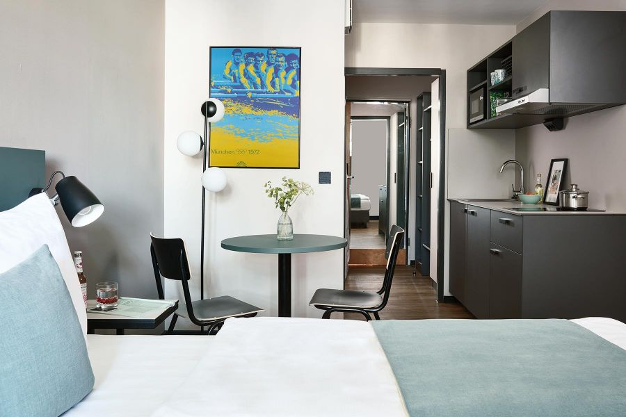 Deluxe Zimmer im Living Hotel Deutsches Museum München mit Doppelbett und Kitchenette
