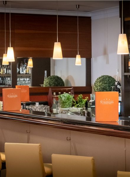 Barbereich des Hotels St. Wolfgang mit Barhockern