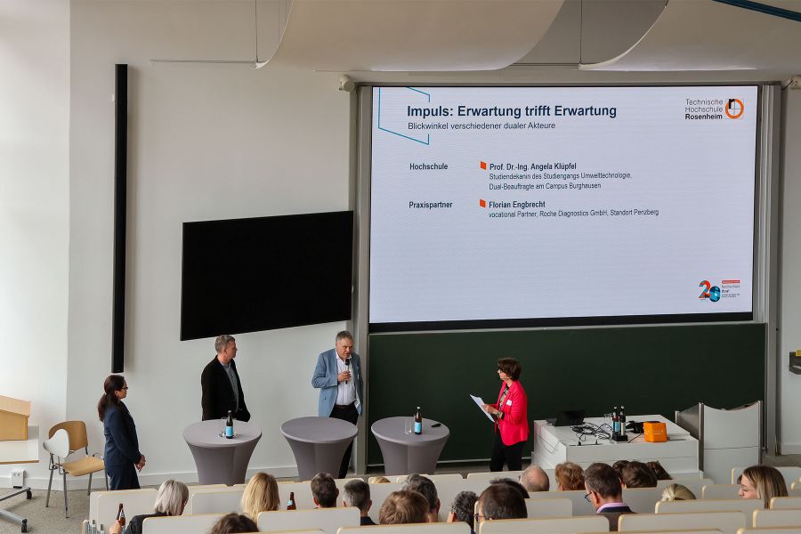 Ein Referent hält einen Impulsvortrag beim dualForum Süd